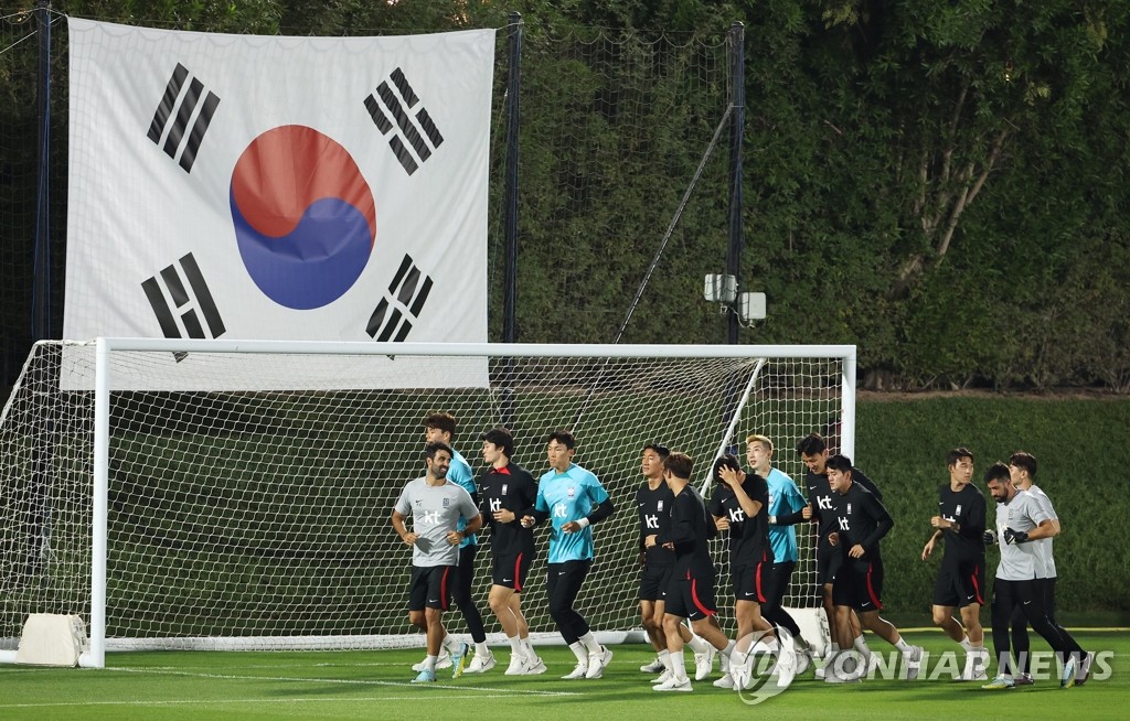 Los jugadores surcoreanos participan en la primera sesión de entrenamiento de la selección masculina de fútbol, el 14 de noviembre de 2022 (hora local), en la Instalación de Entrenamiento Al Egla, en Doha, Catar, antes de la Copa Mundial de la FIFA.