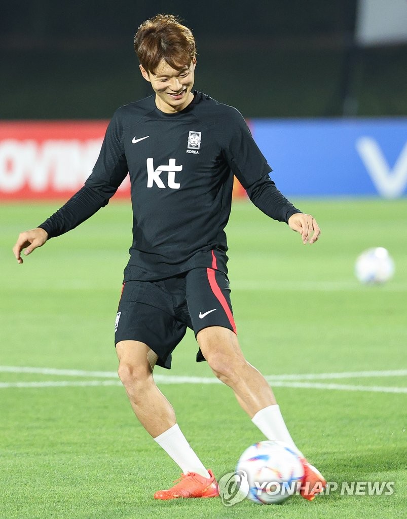 El defensa surcoreano Kim Jin-su participa en la primera sesión de entrenamiento de la selección masculina de fútbol, el 14 de noviembre de 2022 (hora local), en la Instalación de Entrenamiento Al Egla, antes de la Copa Mundial de la FIFA.