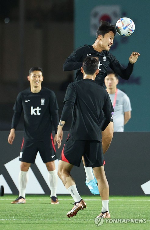 Kwon Kyung-won of South Korea (C) heads the ball during a training session for the FIFA World Cup at Al Egla Training Site in Doha on Nov. 15, 2022. (Yonhap)