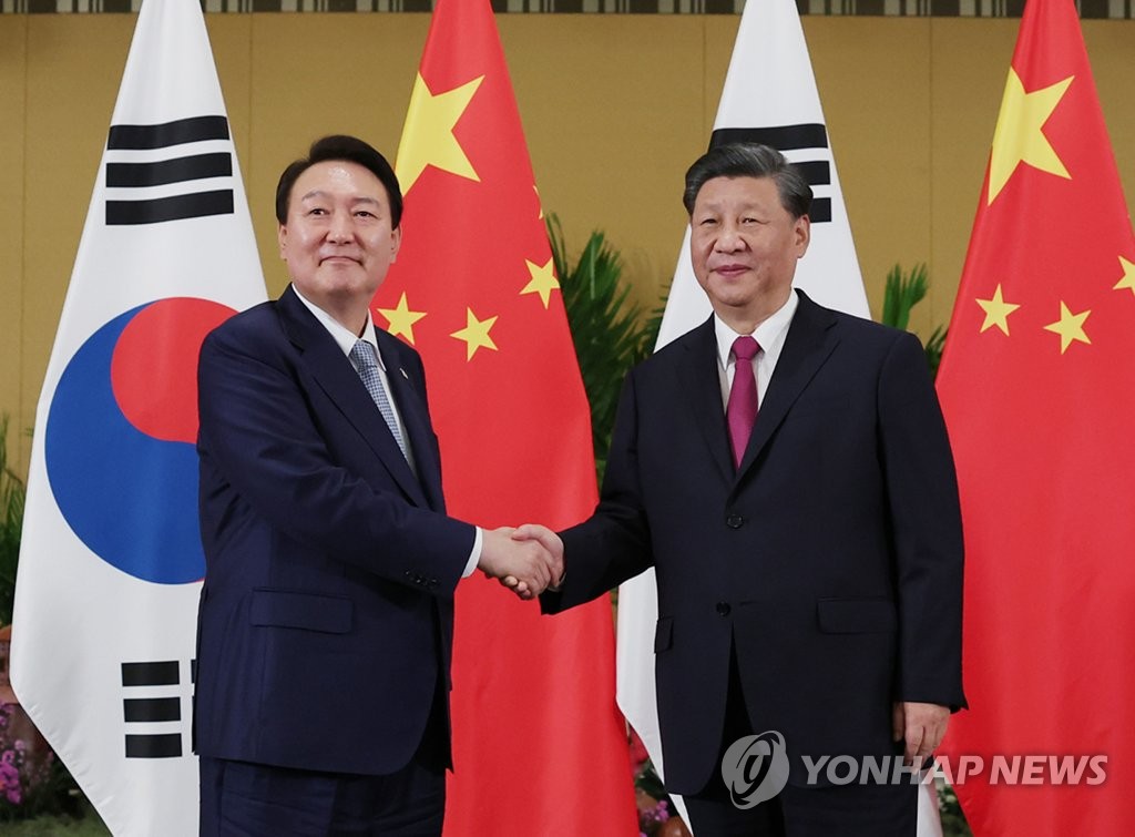 악수하는 윤석열 대통령과 시진핑 중국 국가주석