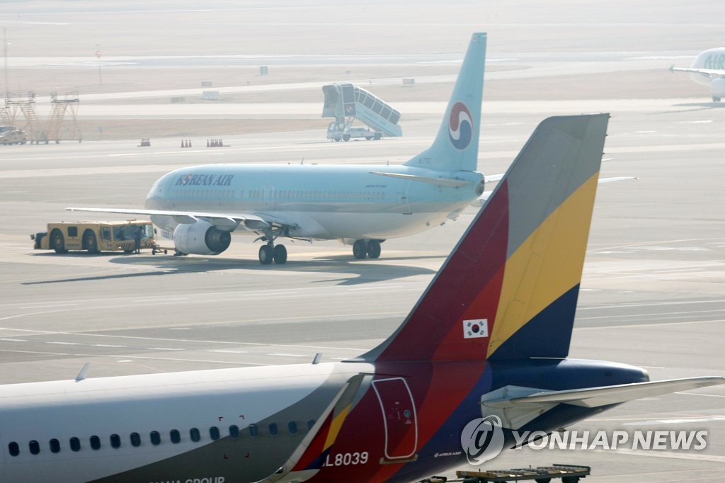 김포공항에 계류 중인 대한항공과 아시아나항공 여객기
