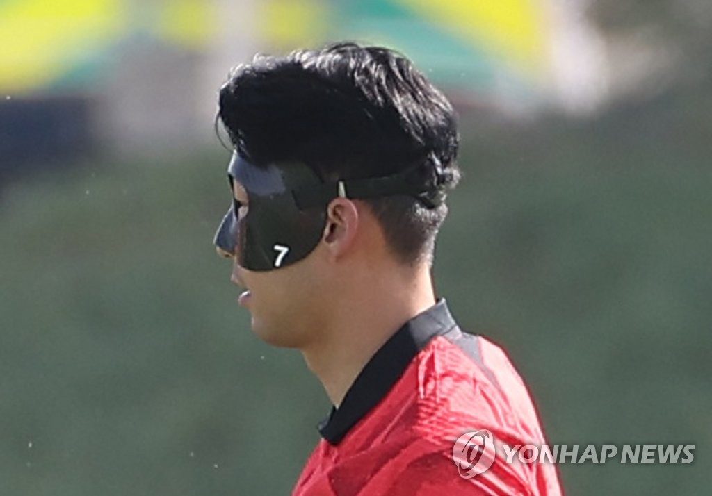 (كأس العالم) اللاعب «سون هيونغ-مين» يرتدي قناعا واقيا في أول جلسة تدريبية للمنتخب في الدوحة - 3