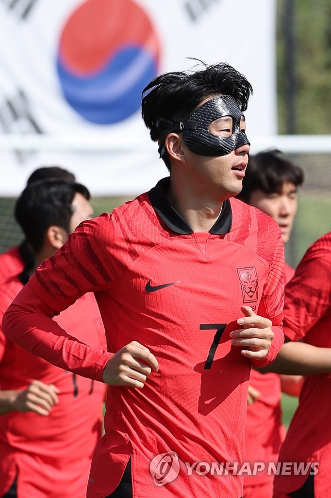 South Korean captain Son Heung-min trains wearing a protective mask at Al Egla Training Facility in Doha on Nov. 16, 2022, in preparation for the FIFA World Cup. (Yonhap)