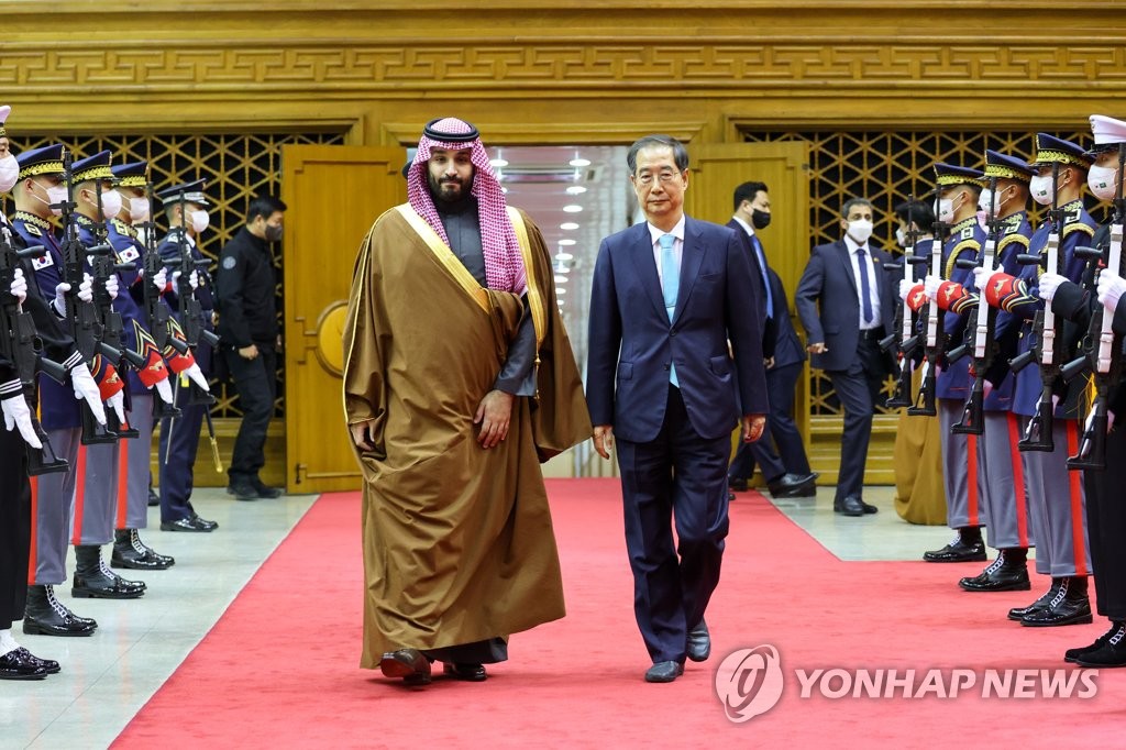 Saudi Arabian Crown Prince Mohammed bin Salman (L), accompanied by South Korean Prime Minister Han Duck-soo, inspects an honor guard after arriving at Seoul Air Base in Seongnam, just south of Seoul, around 12:30 a.m. on Nov. 17, 2022, in this photo released by the prime minister's office. (PHOTO NOT FOR SALE) (Yonhap)