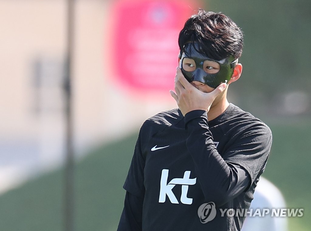 El capitán de la selección surcoreana, Son Heung-min, entrena utilizando una máscara negra sobre su rostro lastimado, el 17 de noviembre de 2022, en la Instalación de Entrenamiento Al Egla en Doha, Catar, cuatro días antes de la inauguración de la Copa Mundial 2022.