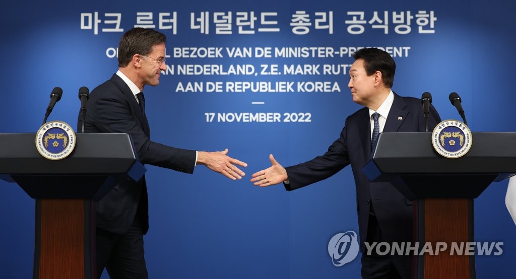 Le président sud-coréen Yoon Suk-yeol (à droite) serre la main du Premier ministre néerlandais Mark Rutte après leur conférence de presse conjointe au bureau présidentiel à Séoul, le jeudi 17 novembre 2022.