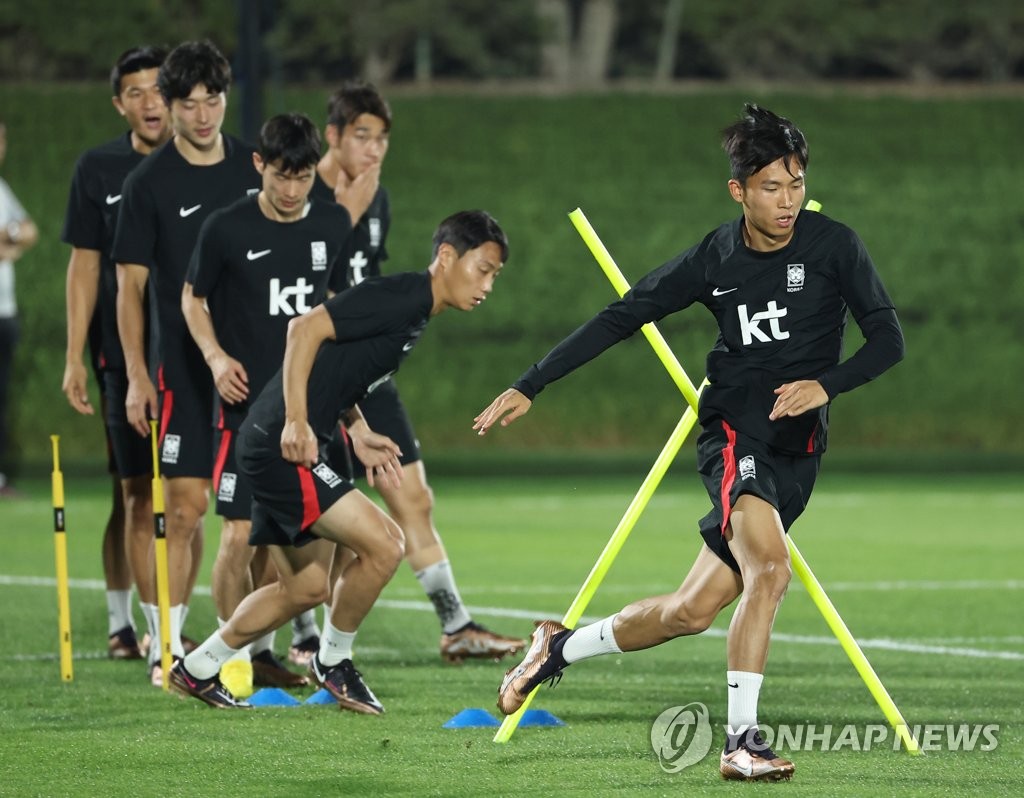 South Korean midfielder Jeong Woo-yeong (R) trains for the FIFA World Cup at Al Egla Training Site in Doha on Nov. 18, 2022. (Yonhap)