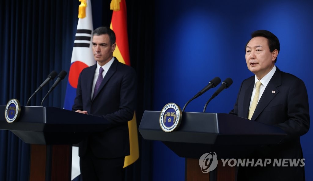 South Korean President Yoon Suk-yeol (R) and Spanish Prime Minister Pedro Sanchez attend a joint press conference after holding summit talks at the presidential office in Seoul on Nov. 18, 2022. (Yonhap)