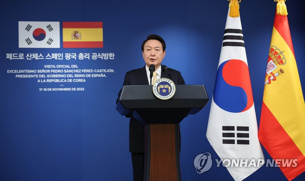 Le président Yoon Suk-yeol prend la parole lors d'une conférence de presse conjointe après le sommet avec le Premier ministre espagnol Pedro Sanchez au bureau présidentiel de Yongsan à Séoul, le vendredi 18 novembre 2022.