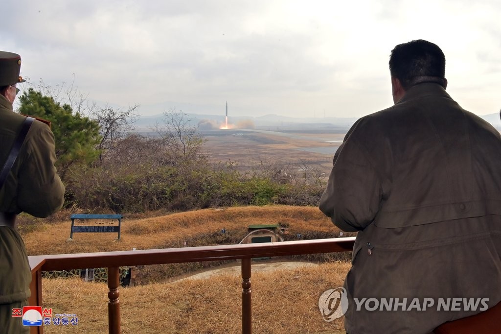 Le dirigeant nord-coréen Kim Jong-un assiste à un tir d'essai de missile balistique intercontinental (ICBM) Hwasong-17 le vendredi 18 novembre 2022, a rapporté le lendemain l'Agence centrale de presse nord-coréenne (KCNA). (Utilisation en Corée du Sud uniquement et redistribution interdite)