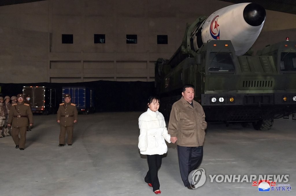 La foto, publicada, el 19 de noviembre de 2022, por la Agencia Central de Noticias de Corea del Norte (KCNA, según sus siglas en inglés), muestra al presidente del Comité de Asuntos de Estado norcoreano, Kim Jong-un (dcha.), junto con su hija, observando un nuevo tipo de misil balístico intercontinental (ICBM), el Hwasong-17, durante una inspección "in situ" del lanzamiento del misil, el día anterior, en el Aeropuerto Internacional de Pyongyang. (Uso exclusivo dentro de Corea del Sur. Prohibida su distribución parcial o total)