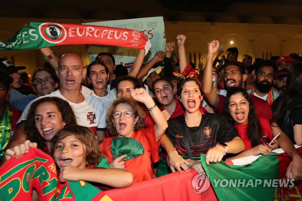 포르투갈 대표팀 응원하는 축구팬들