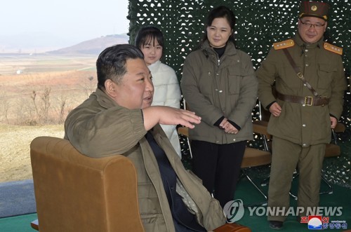 김정은 북한 국무위원장의 딸 전격 공개