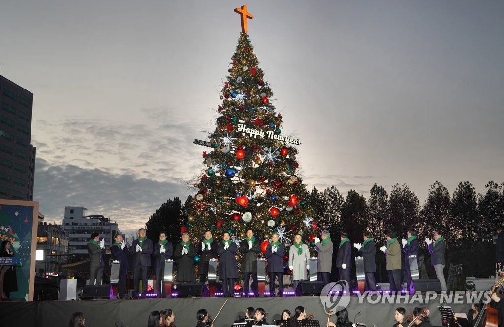 성탄트리 점등 퍼포먼스 뒤 박수치는 오세훈 서울시장