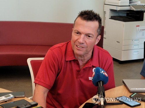 Former German football star and World Cup ambassador Lothar Matthaus speaks with reporters in a media roundtable during the FIFA World Cup at the Host Country Media Centre in Doha on Nov. 21, 2022. (Yonhap)
