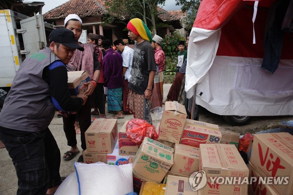 구호 음식 전달받는 인니 지진 피해자들