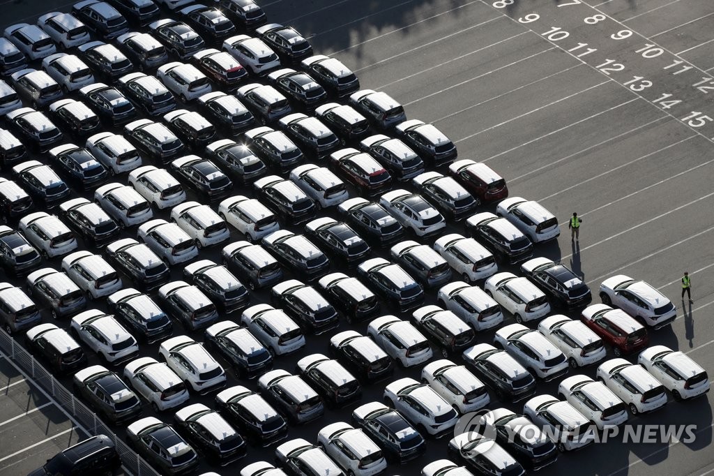 Los vehículos están aparcados, a la espera de su exportación, el 25 de noviembre de 2022, en una planta de producción de KIA en Gwangju, a unos 300 kilómetros al suroeste de Seúl. 