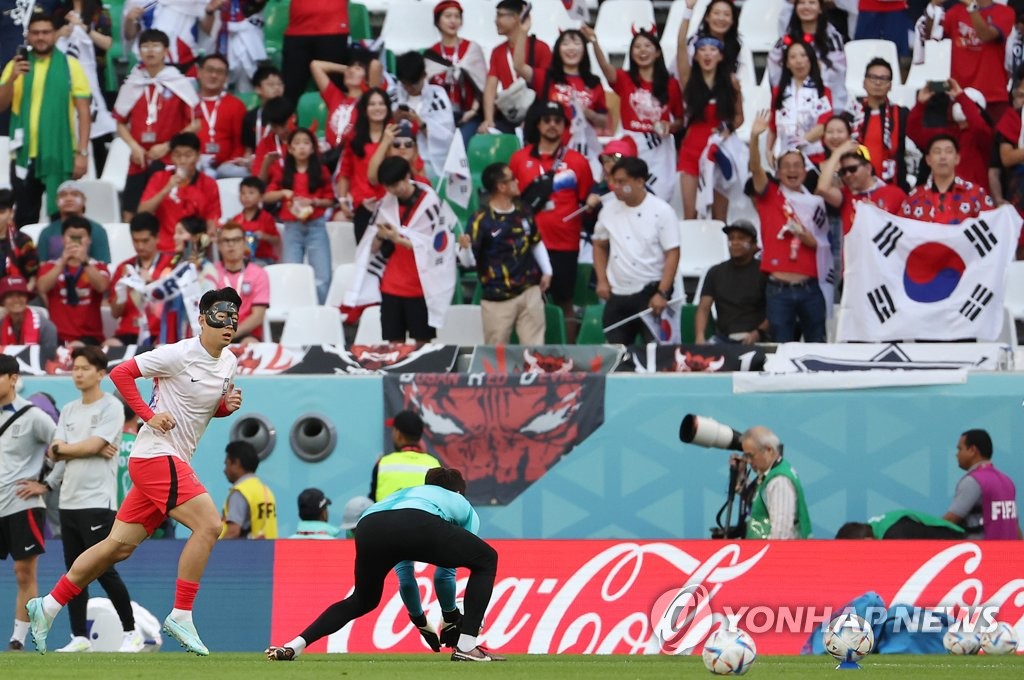 (كأس العالم) مشجعون كوريون يرتدون أقنعة سوداء لتشجيع سون هيونغ-مين ومحاربي تايغوك - 4
