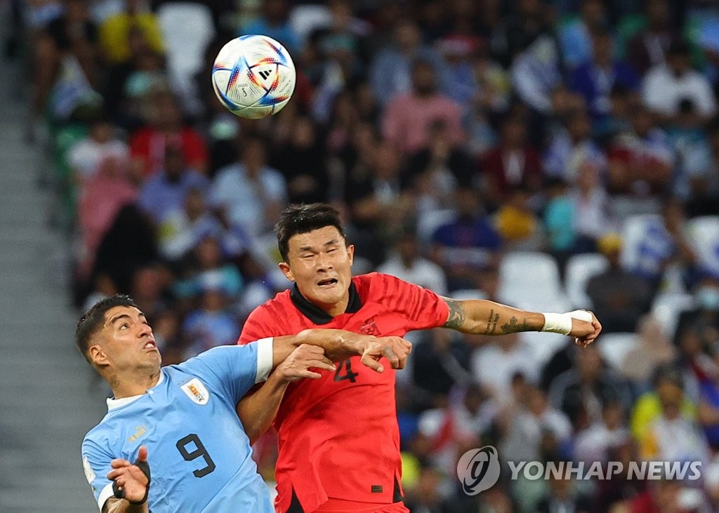 Kim Min-jae of South Korea (R) and Luis Suarez of Uruguay battle for the ball during their Group H match at the FIFA World Cup at Education City Stadium in Al Rayyan, west of Doha, on Nov. 24, 2022. (Yonhap)