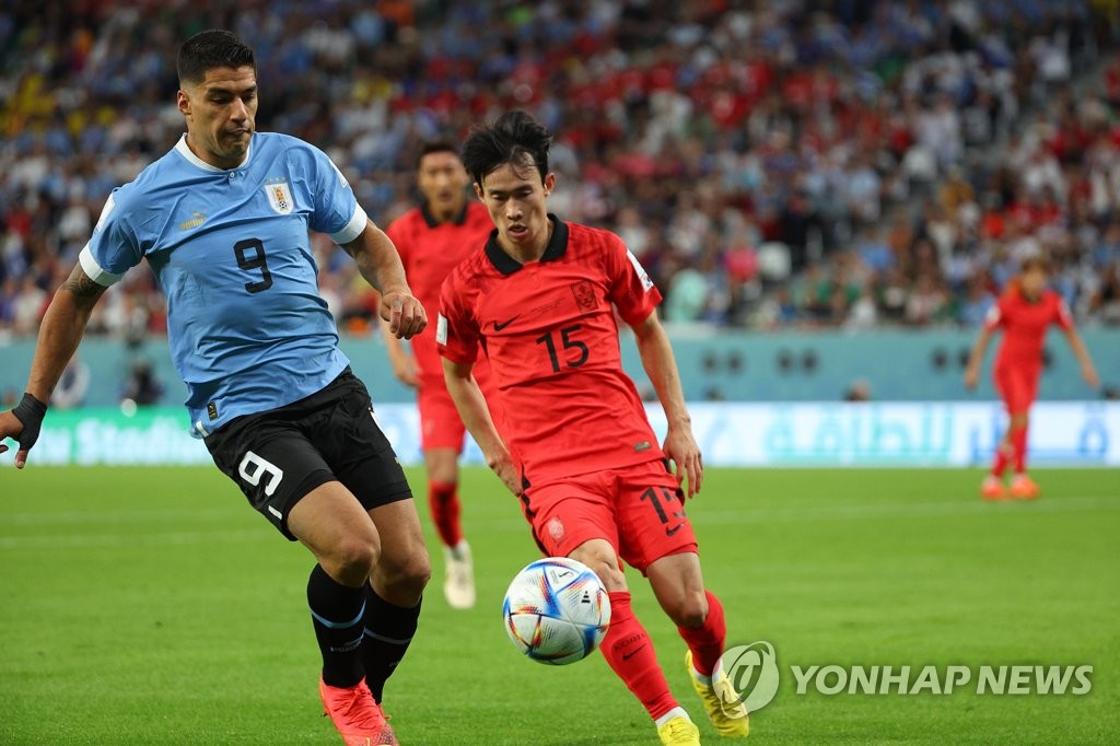 Kim Moon-hwan of South Korea (R) and Luis Suarez of Uruguay battle for the ball during their countries' Group H match at the FIFA World Cup at Education City Stadium in Al Rayyan, west of Doha, on Nov. 24, 2022. (Yonhap)