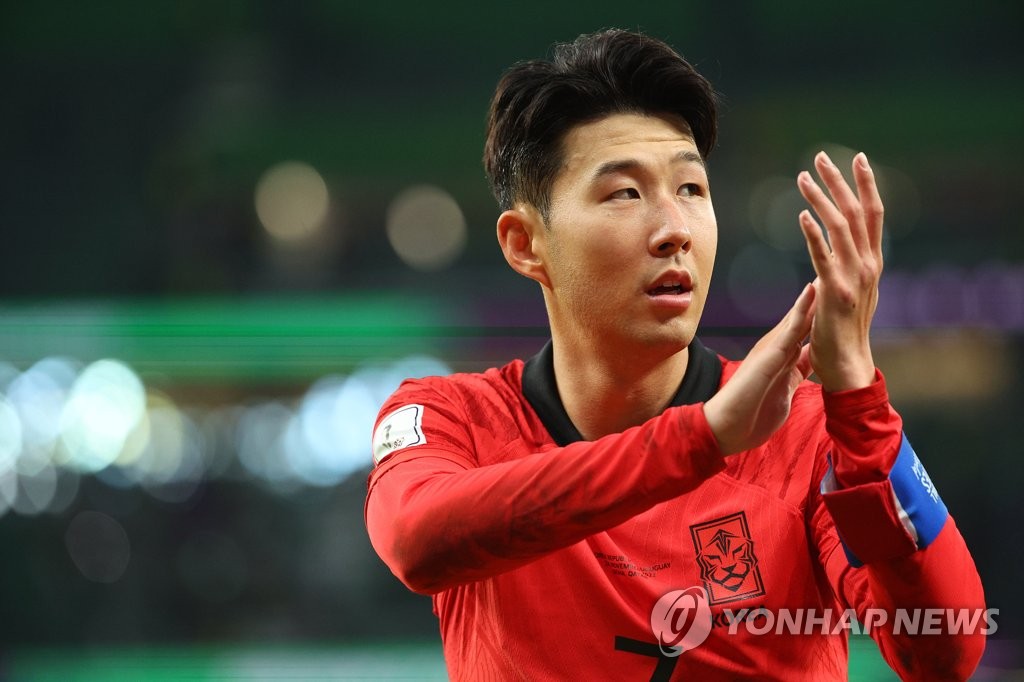 Le capitaine de la Corée du Sud, Son Heung-min, salue ses supporters après le match nul 0 à 0 contre l'Uruguay dans le Groupe H de la Coupe du Monde de la FIFA, au stade Education City à Al Rayyan, à l'ouest de Doha, le 24 novembre 2022 (heure locale).