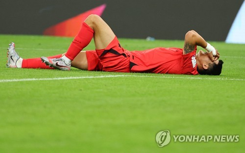 Kim Min-jae est en proie à la douleur pendant le match du Groupe H de la Corée du Sud contre l'Uruguay à la Coupe du Monde de la Fifa 2022 au Qatar, au stade Education City à Al Rayyan, à l'ouest de Doha, le jeudi 24 novembre 2022 (heure locale).