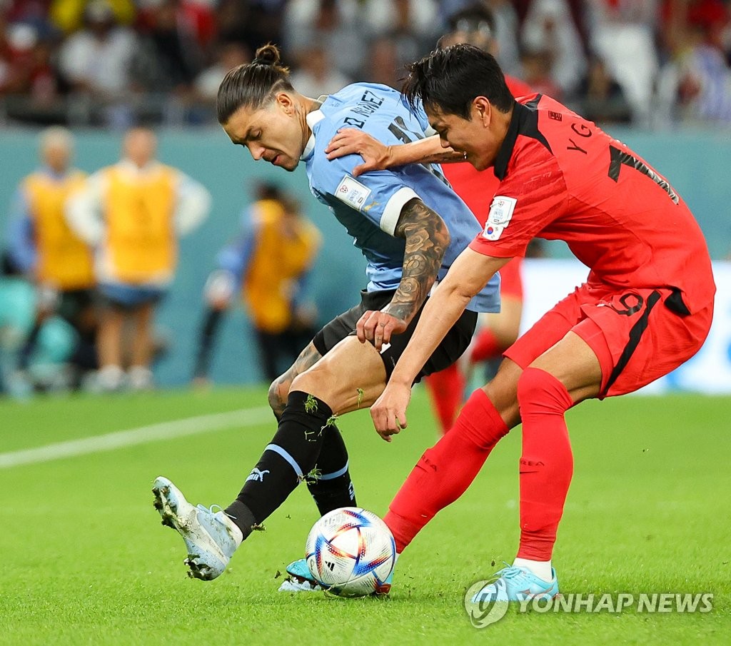 Kim Young-gwon of South Korea (R) tries to stop Darwin Nunez of Uruguay during their Group H match at the FIFA World Cup at Education City Stadium in Al Rayyan, west of Doha, on Nov. 24, 2022. (Yonhap)