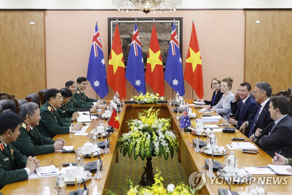 하노이서 대화 나누는 호주·베트남 국방장관