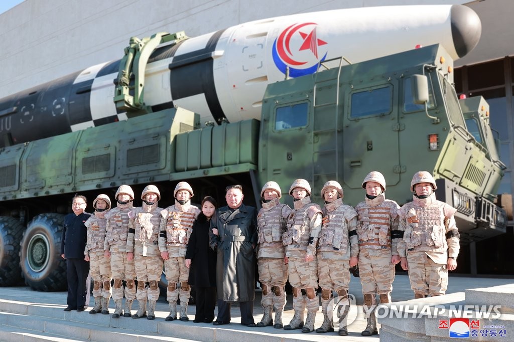 ICBM 공로자들과 기념사진 찍는 김정은 북한 국무위원장