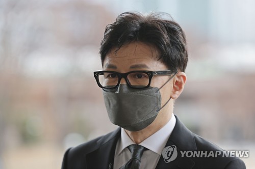 '한동훈 스토킹 혐의' 더탐사 기자, 경찰에 휴대전화 제출