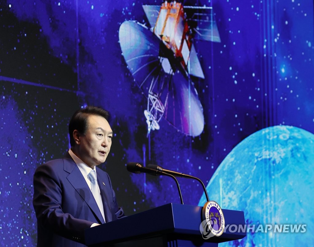President Yoon Suk-yeol unveils a space roadmap at a meeting on space policies on Nov. 28, 2022. (Yonhap) 