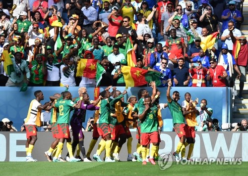 선취골 기뻐하는 카메룬 대표팀