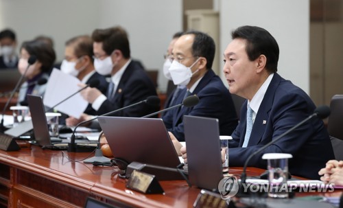 Yoon emite una orden ejecutiva para que los camioneros en huelga del sector del cemento regresen al trabajo