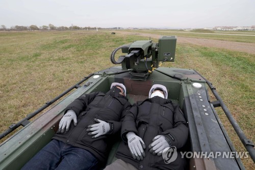 국산 무인군용차량 美기지서 첫 시연…총소리도 감지(종합)
