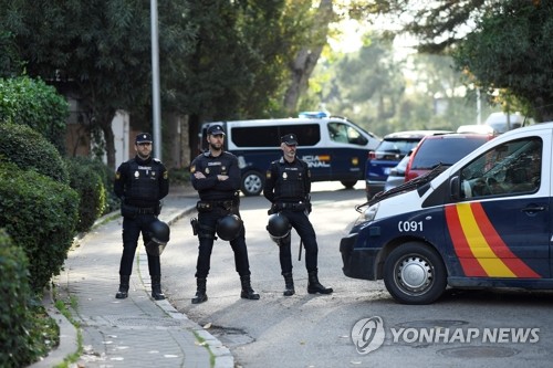우크라 재외공관에 편지 폭발 이어 이번엔 '피범벅' 소포(종합)