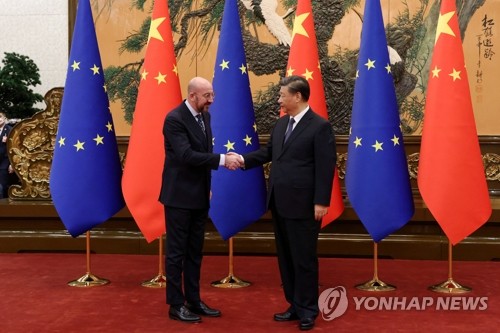 악수하는 미셸 EU이사회 상임의장과 시진핑 中 주석