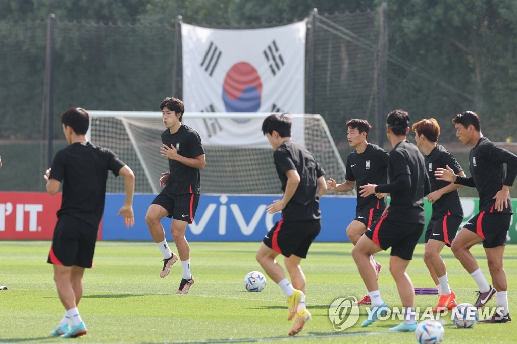 South Korean players train for the FIFA World Cup at Al Egla Training Site in Doha on Dec. 1, 2022. (Yonhap)