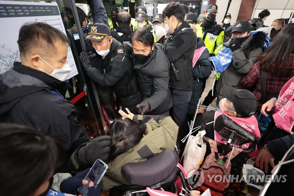 전장연 지하철 탑승 시위 중 경찰과 충돌