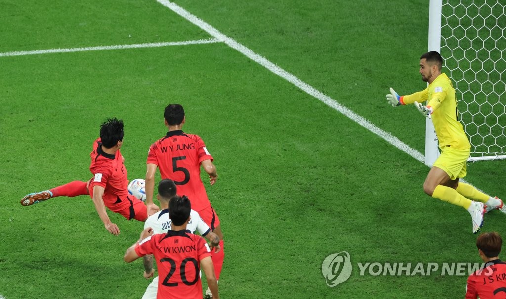 Kim Young-gwon of South Korea (L) scores against Portugal during the countries' Group H match at the FIFA World Cup at Education City Stadium in Al Rayyan, west of Doha, on Dec. 2, 2022. (Yonhap)