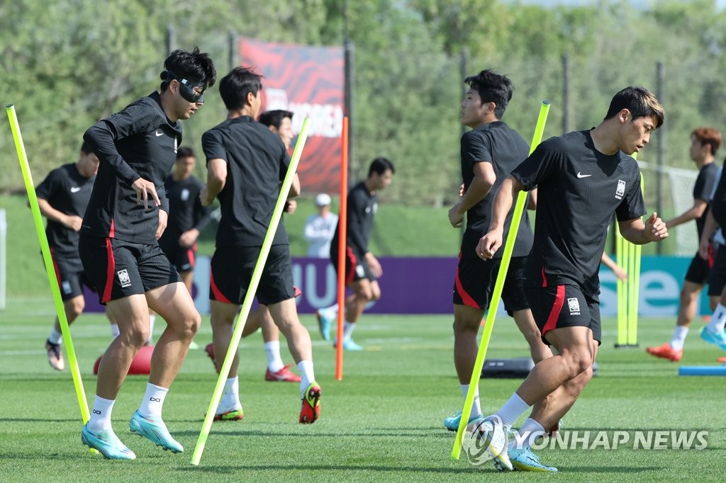 South Korean players train for their round of 16 match against Brazil at the FIFA World Cup at Al Egla Training Site in Doha on Dec. 4, 2022. (Yonhap)