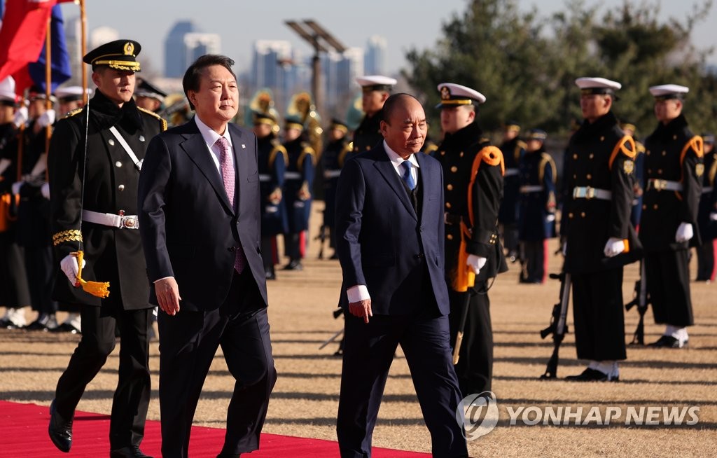 의장대 사열하는 윤석열 대통령과 푹 베트남 국가주석