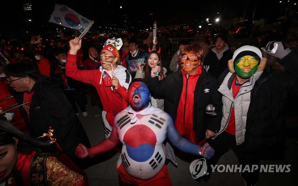 光化門広場で、ブラジルと戦う韓国代表を応援するサポーターら＝６日、ソウル（聯合ニュース）