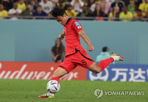 Paik Seung-ho, de Corea del Sur, anota contra Brasil durante el partido de octavos de final de la Copa Mundial de la FIFA, disputado, el 5 de diciembre de 2022 (hora local), en el estadio 974, de Doha, Catar.