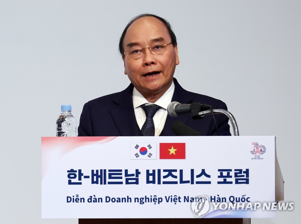 Vietnamese President Nguyen Xuan Phuc delivers a keynote speech during a business forum in Seoul hosted by the Korea Chamber of Commerce and Industry on Dec. 6, 2022. (Yonhap) 