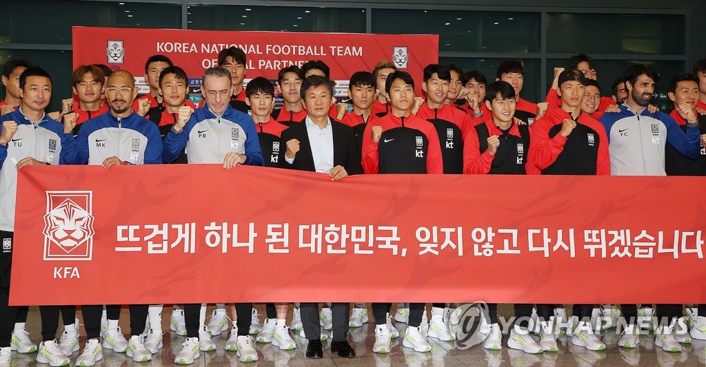 仁川空港で記念撮影するサッカー韓国代表＝７日、仁川（聯合ニュース）