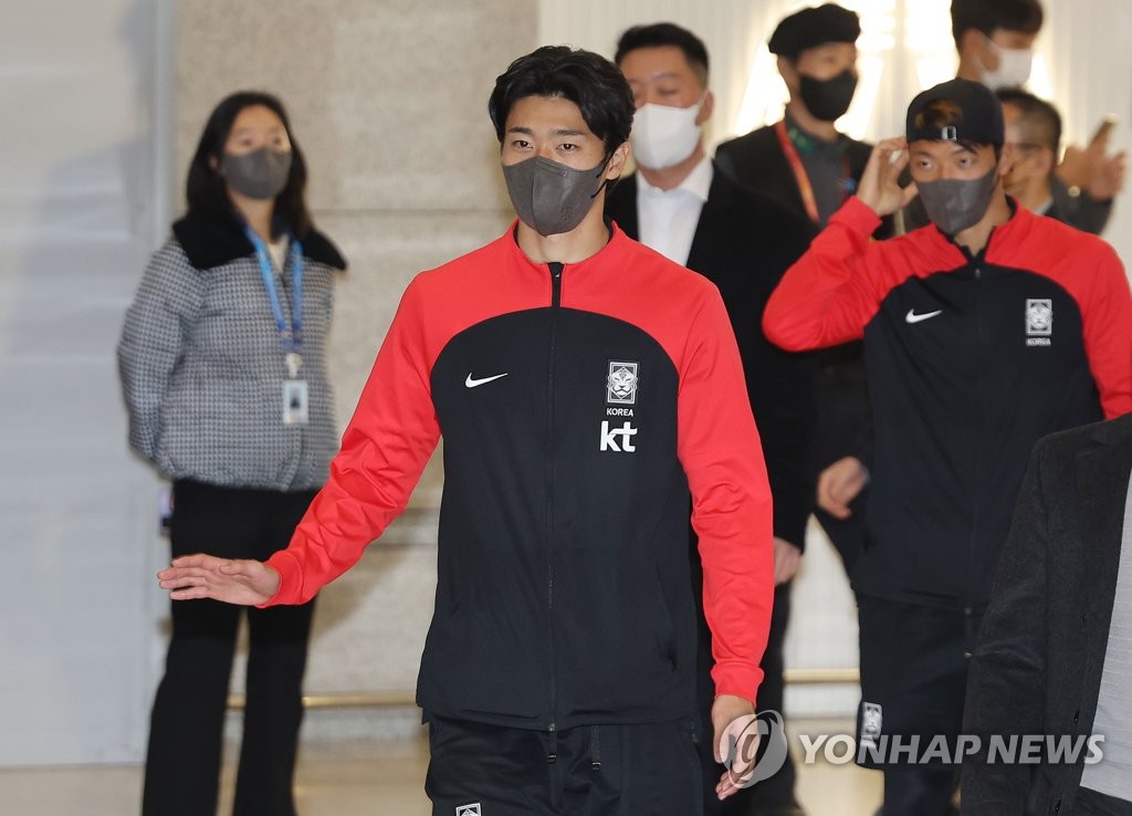 South Korean forward Cho Gue-sung waves to fans at Incheon International Airport, west of Seoul, after returning home from the FIFA World Cup in Qatar on Dec. 7, 2022. (Yonhap)