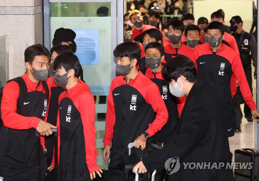 South Korean players file out of Incheon International Airport, just west of Seoul, after returning home from the FIFA World Cup in Qatar on Dec. 7, 2022. (Yonhap)
