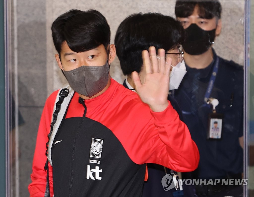 South Korea captain Son Heung-min waves to fans at Incheon International Airport, just west of Seoul, after returning home from the FIFA World Cup in Qatar on Dec. 7, 2022. (Yonhap)