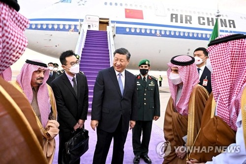 사우디 리야드 도착해 환영받는 시진핑 中 주석