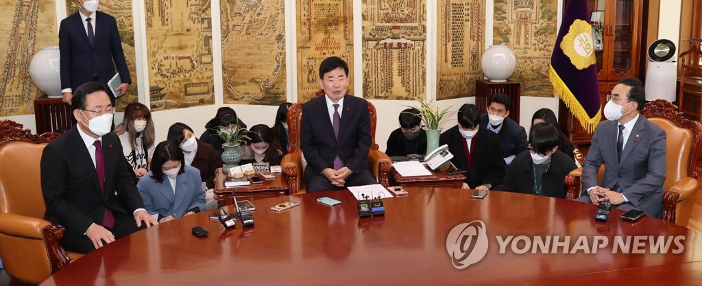 의장 주재 원내대표 회동에서 발언하는 김진표 국회의장